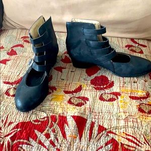 Short little ankle boots.